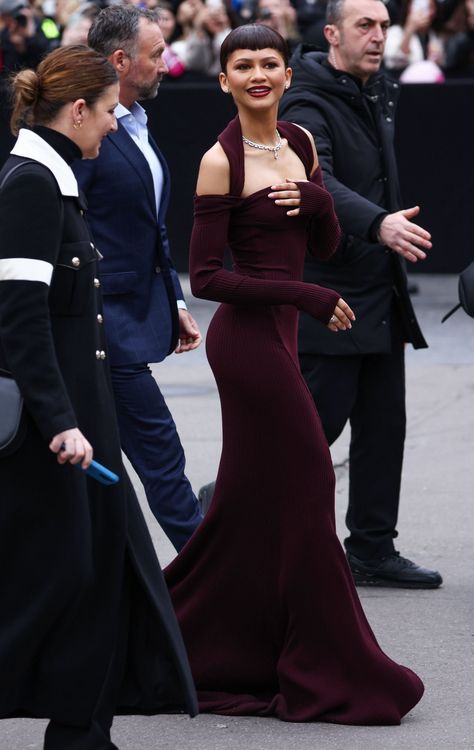 Zendaya Red Carpet Looks, Zendaya Model, Fendi Haute Couture, Zendaya Dress, Zendaya Red Carpet, Zendaya Fashion, Estilo Zendaya, Long Flowy Dresses, Autumn Color Palette Fashion