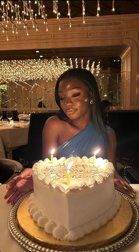 Birthday Girl Black Women, Big 15 Birthday, 14th Birthday Dress Ideas, 18th Birthday Ideas Black Women, Birthday Inspo Black Women, Birthday Pics Black Women, 17th Birthday Picture Ideas, Birthday Dinner Black Women, 18th Birthday Dinner Ideas