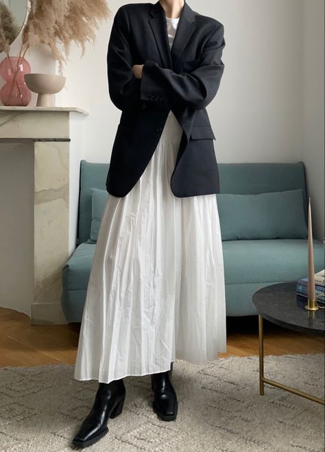 #massimodutti
#streetstyle
#linen #maxiskirt #blackboots White Maxi Dress Outfit Winter, White Skirt Boots Outfit, Long White Linen Skirt Outfit, Long Skirt Outfits With Boots, Work Outfit Cowboy Boots, White Long Dress Casual, Long White Skirt Outfit Fall, Casual White Maxi Skirt, Cowboy Boots Outfit 2023