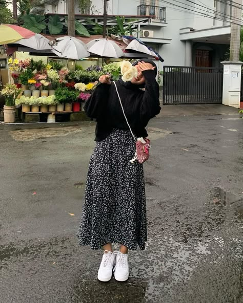 Ootd Floral Skirt Hijab, Otdd Outfit Style Hijab, Flower Skirt Outfit, Outfit Rok, Floral Shirt Outfit, Stylish Outfits Casual, Rok Outfit, Muslim Outfits Casual, Maxi Rok