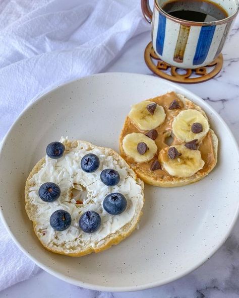 Minerva | Sweeettastebuds on Instagram: "It’s Saturday morning and that calls for some freshly made breakfast bagels with coffee 🥯 ☕️ Let’s make some delicious brekkie together ✨ How I made my bagels: I just cut my bagel in half (toasted the slices), added some cream cheese and pb, topped the cream cheese one with coconut & blueberries and the pb one with banana & chocolate chips. *Feel free to make swaps as you wish, just inspiring you in the kitchen 🫶 Have a lovely Saturday! • • • • • #sa Banana Chocolate Chips, Have A Lovely Saturday, Breakfast Bagels, Spring Moodboard, Blueberry Bagel, Bagel Toppings, Cheese Bagels, Bagel Cream Cheese, Breakfast Bagel