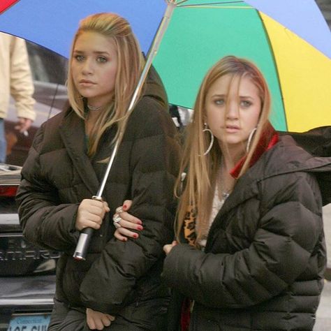 wheres my versace on Instagram: “new york minute behind scene #newyorkminute#marykateolsen#ashleyolsen#y2k#olsentwins#queens” Olsen Twins Style 2000s, Mary Kate Olsen Style, Olsen Twins Full House, Ashley Olsen Style, Ashley Mary Kate Olsen, 2000s Icons, Michelle Tanner, Olsen Twins Style, Olsen Sister