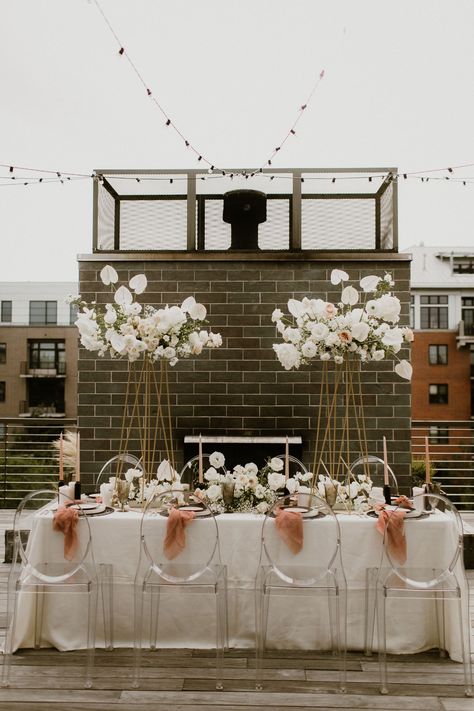 If you have a city love, achieving that stylish, urban wedding is easier than you think. Here's how to nail a modern rooftop wedding! Moody Elopement, Rooftop Wedding Venue, Pink Veil, City Backdrop, Reception Styling, Black Wedding Cakes, Rooftop Wedding, Kids Menu, 2022 Wedding