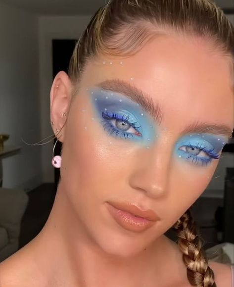 blue eye makeup // blue eyeshadow ideas // makeup inspo Rave Makeup, Smink Inspiration, Eye Makeup Designs, Colorful Eye Makeup, Edgy Makeup, Creative Makeup Looks, Eye Makeup Art, Blue Makeup, Fantasy Makeup