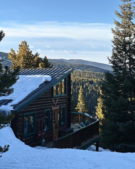 Our first SKI HUT TRIP! Starting with an easy one in beautiful spring weather was so perfect. #huttrip #coloradoskihuts #backcountryskiing Ski Trip Aesthetic Cabin, Ski Hut, Vail Ski Resort, Backcountry Skiing, Snowy Mountains Skiing, Kitzbuhel Austria Skiing, Spring Weather, Skiing