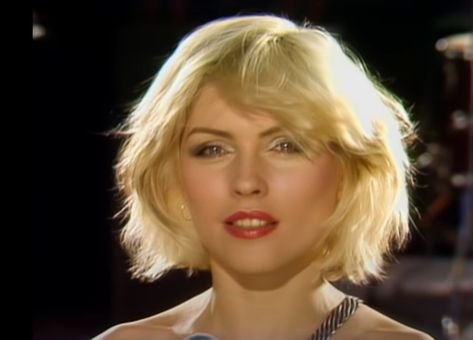 Blondie - Heart of Glass 70s Singers, Blondie Heart Of Glass, The Winner Takes It All, Deborah Harry Blondie, All Lyrics, Beach Music, Classic Rock And Roll, One Hit Wonder, Music Express