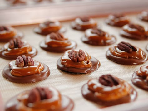 Pretzel Turtles recipe from Ree Drummond via Food Network   ***  along with Christmas cake cookies, Christmas cherries homemade gumdrops, cayenne cheese straws Pretzel Turtles, Ree Drummond Recipes, Pretzel Bites Recipes, Turtle Cookies, Caramel Desserts, Christmas Candy Recipes, Soft Caramel, Holiday Snacks, Caramel Pecan