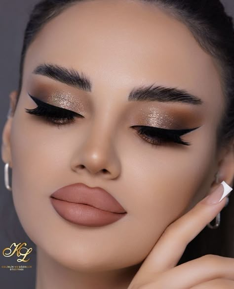 Cocktail Look Makeup, Makeup Ideas 2024, Cocktail Makeup Looks, Golden Eye Makeup, Glam Bride Makeup, Soft Eye Makeup, خواتم خطوبة, Classy Makeup, Hand Jewelry Rings