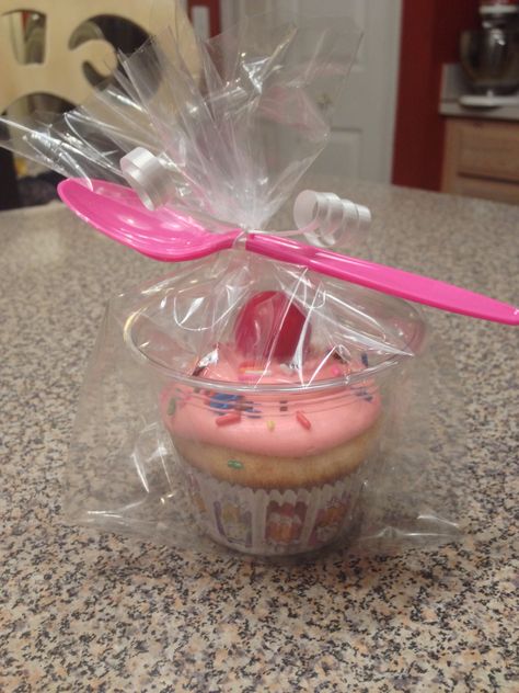 Cupcake Holders Diy Individual, Cupcakes In A Cup Ideas, Cake Walk Cakes Ideas Simple, Cupcakes In A Cup, Individually Wrapped Snacks, Dinner For Kids, Bake Sale Treats, Bake Sale Packaging, Cupcake Packaging