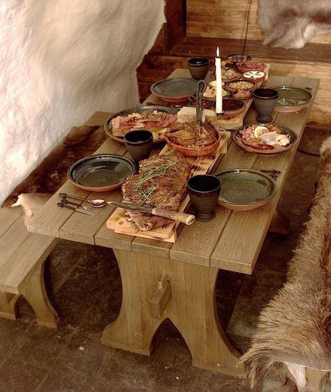 A medieval meal Medieval Dinner, Taverna Medieval, Medieval Recipes, Medieval Party, Medieval Aesthetic, Medieval Life, Food History, Medieval Times, Medieval Fantasy