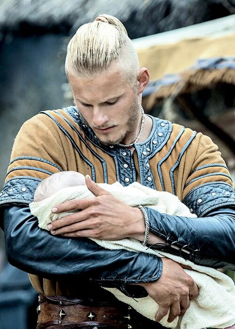 This picture makes me friggin baby hungry. Björn (Alexander Ludwig) and his daughter Siggy Ivar Vikings, History Channel Vikings, Eddard Stark, Vikings Show, Viking Character, Viking Series, Vikings Tv Show, Vikings Tv Series, Vikings Ragnar