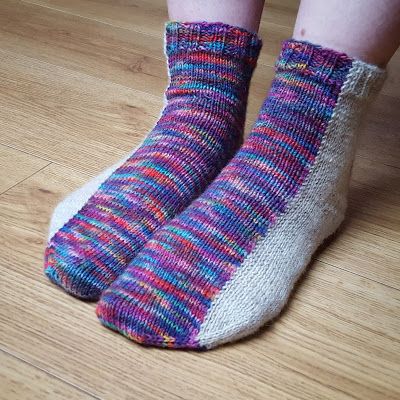 Knitting and so on: Seitenstreifen Socks Odd Socks, Christmas Knitting Patterns Free, Simply Knitting, Animal Knitting Patterns, Pattern Knitting, Christmas Knitting Patterns, Sock Knitting Patterns, Variegated Yarn, How To Purl Knit