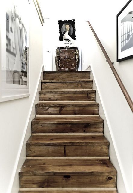 Wood stairs Barn Wood Stairs, Diy Staircase, Casa Vintage, Wood Stairs, Wooden Stairs, Style At Home, Staircase Design, Home Fashion, Home Decor Tips