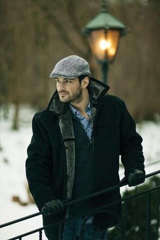 hubba hubba... Flat Cap Men, Cool Winter, Winter Outfits Men, Sharp Dressed Man, Flat Cap, Winter Trends, Henry Cavill, Mens Winter Fashion, Well Dressed Men