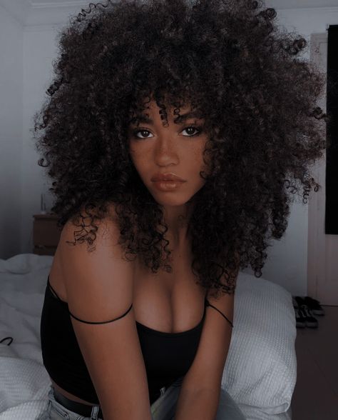 Black Female Curly Hair, Female Curly Hairstyles, Afro Women Drawing, Black Drawing Reference, Beautiful Black Women With Curly Hair, Afro Latina Hair, Flustered Reference, Black Curly Hair Aesthetic, Black Hair Reference