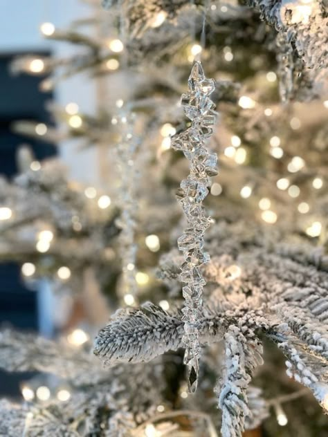 Forest Christmas, Frosted Christmas Tree, Luxury Christmas Tree, Silver Christmas Decorations, Crystal Christmas Tree, Icicle Ornaments, Glam Christmas, Christmas Yard Decorations, Christmas Tree Inspiration