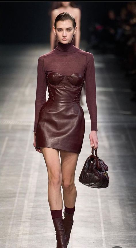 Fw 2024 Runway, Fw 2024 2025 Fashion Trends, Brown Leather Dress Outfit, Leather Outfits For Women, Leather Dress Outfit, Brown Leather Dress, New York Outfits, Effortlessly Chic Outfits, Spring Fashion Trends