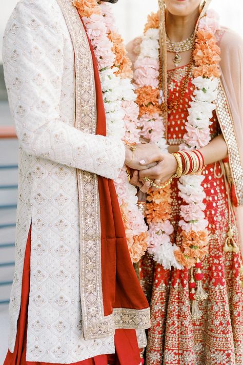 Orange Flower Garland, Indian Wedding Outfit Bride, Couple In Red, Jai Mala, Pink Indian Wedding, Red Indian Wedding, Indian Wedding Attire, Brown Wedding Invitations, Indian Wedding Garland