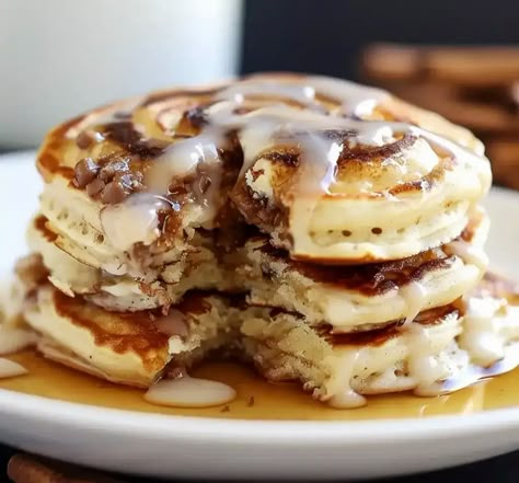 These cinnamon roll pancakes are sure to be a hit at breakfast or brunch, combining the flavors of cinnamon rolls with fluffy pancakes. Enjoy! Cinnamon Roll Pancakes Easy, Cinnamon Bun Pancakes, Uni Meals, Oreo Stuffed Chocolate Chip Cookies, Pancake Calories, Cinnamon Roll Pancakes, Cinnamon Pancakes, Cranberry Pistachio, Dark Chocolate Cookies