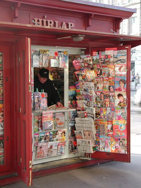 Francés: Kiosque / Español: Quiosco Cricket In Times Square, Stationery Display, Abc Countdown, Newspaper Delivery, Newspaper Stand, Delivery Trucks, Kitsch Art, Unusual Buildings, School Supplies Shopping