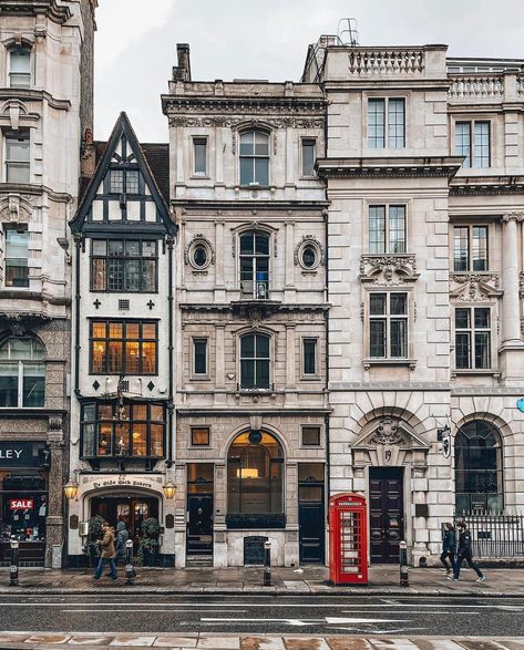 London UK 🇬🇧 on Instagram: “Fleet Street ❤️ #itssolondon 📸 Photo @seeasigo . . . . . #london #londontravel #thisislondon #visitlondon #cityoflondon #fleetstreet #uk…” London Dreams, Fleet Street, Visit London, London Calling, Better Day, City Break, Instagram Live, City Travel, London Travel