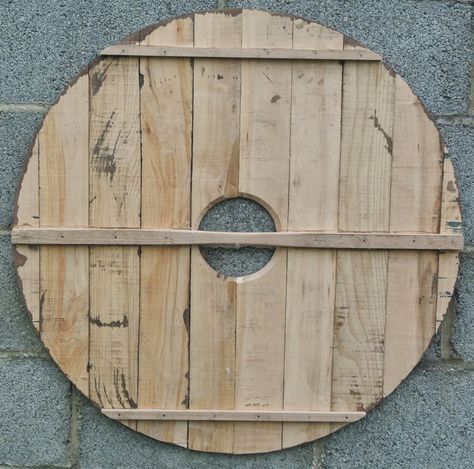 Viking Shield Design, Viking Halloween Costume, Escudo Viking, Vikings Halloween, Pallet Craft, Viking Party, Viking Longship, Pellet Stoves, Wooden Shield