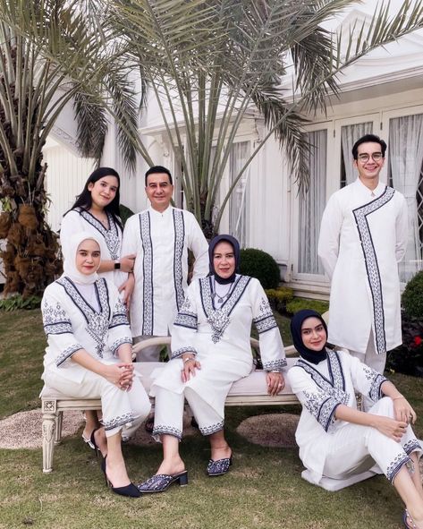 Eid Family Outfit, Family Eid Pictures, Ootd Lebaran Couple, Outfit Ied Fitri, Eid Fitri Outfit, Inspirasi Outfit Lebaran, Fashion Lebaran, Raya Photoshoot, Model Baju Hijab