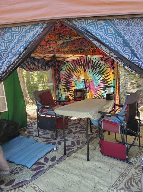 Music Festival Tent Set Up, Festival Camp Setup, Bonaroo Campsite, Rave Camping Ideas, Bonnaroo Camping Set Up, Camping Festival Campsite, Coachella Camping Setup, Cute Campsite Setup, Electric Forest Camping