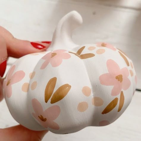 Best Way To Paint Pumpkins, Mini White Pumpkins Painted, Flower Pumpkins Painting, Boho Pumpkin Painting Ideas, Flowers On Pumpkins Paint, Trendy Painted Pumpkins, Cute Aesthetic Pumpkin Painting, Simple Pumpkin Painting Ideas Aesthetic, White Painted Pumpkins Ideas