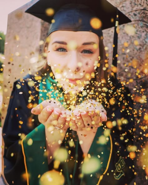 Cute Baylor graduation photo idea!! High School Graduation Pictures, Senior Year Pictures, Graduation Pic Ideas, Cap And Gown Pictures, College Senior Pictures, Grad Photography, Graduation Cap And Gown, College Graduation Photos, Senior Ideas