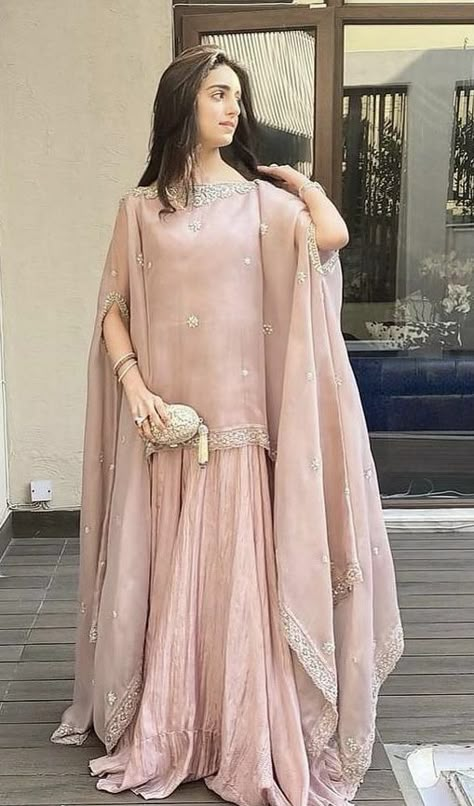 Sukienki Maksi, Shadi Dresses, Nikkah Dress, Womens Trendy Dresses, Bridal Dresses Pakistan, Pakistani Fashion Party Wear, Pakistani Fashion Casual, Beautiful Pakistani Dresses, Pakistani Dresses Casual