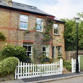 Curb Appeal Uk, Small Front Garden Ideas, Kent Homes, Country Cottage Interiors, English Country Cottages, Small Front Gardens, Urban Cottage, Front Gardens, English Country Cottage