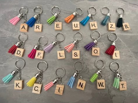 Diy Stocking Fillers, Crafts For Adults To Sell, Diy Keychains To Sell, Diy Things To Sell, Keychains Diy, Scrabble Crafts, Personalised Keyrings, Keychain Craft, Folding Origami