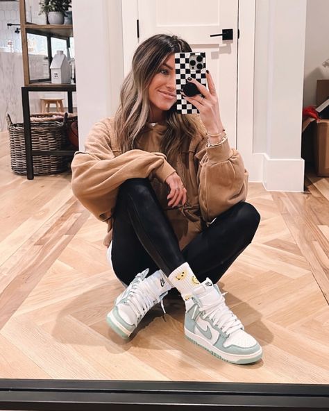 How To Style Nike Dunk High, Woman Jordans Outfit, Women High Top Jordans Outfit, Mike Dunks Outfit Women, Nike Dunks Outfits For Women, Nike Dunk High 1985 Outfit, Hightop Dunks Outfit Women, Af1 High Tops Outfit, Nike Dunk High Women Outfit