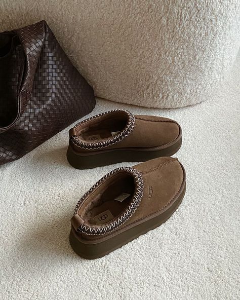 Ugg Tazz slippers for autumn. Slippers Aesthetic, Ugg Tazz Slippers, Ugg Outfits, Tazz Slippers, Ugg Tazz, Uggs Outfit, Cozy Autumn, Autumn Cozy, Ideas Style