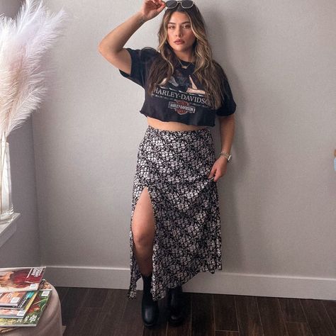 Midi Skirt Outfit Plus Size Casual, Maxi Skirt Band Tee Outfit, Graphic T With Skirt, Tshirt With Long Skirt Outfit, Plus Maxi Skirt Outfit, Maxi Skirt Concert Outfit, Patterned Maxi Skirt Outfit, Skirts With Tshirts Outfit, Maxi Skirt And Tshirt