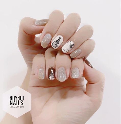 Nail Noel Korea, Nail Korean Style Christmas, Korean Nail Art Christmas, Nail Christmas Korea, Converse Nails, Nail Noel, New Years Nail Art, Xmas Nail Art, Minimal Nails Art