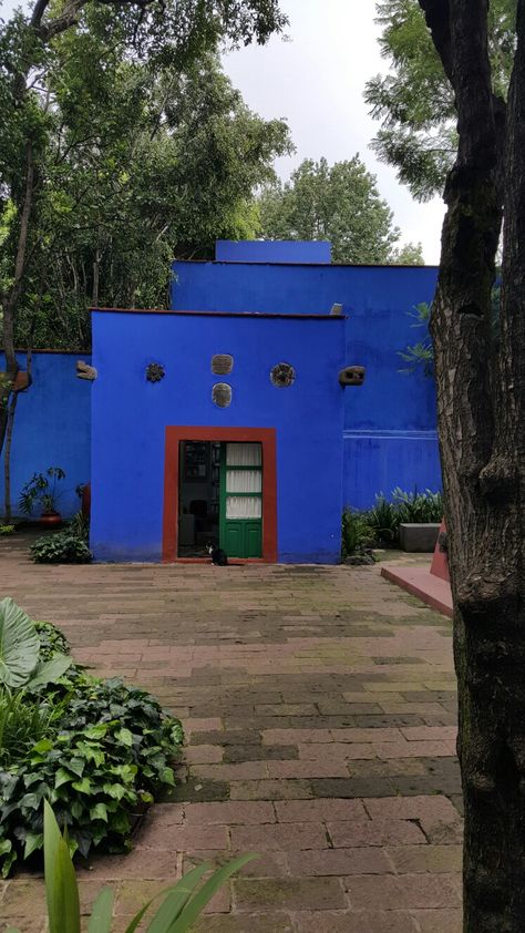 Frida Kahlo House Mexico City, Frida Kahlo House, Friday Kahlo, Frida Kahlo Diego Rivera, Mexico Blue, Frida Kahlo Style, Frida Art, Diego Rivera, Patio Roof