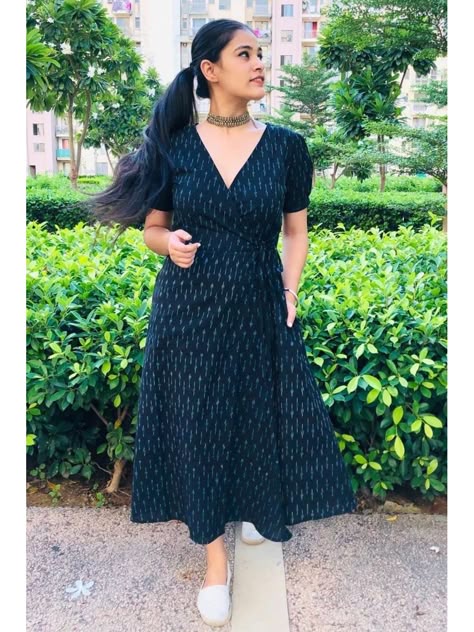 Cotton Frocks For Women, Frocks For Women, Ikat Maxi Dress, Fancy Gown, Simple Frock Design, Modern Dresses, Ikkat Dresses, Cotton Short Dresses, Casual Couture