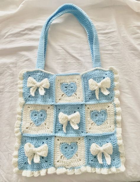 Things To Make Using Granny Squares, Crochet Bag Pattern Granny Square, Bow Granny Square Pattern, Blue And White Crochet Bag, Crochet Bag With Granny Squares, Crochet Bow Granny Square, Bow Crochet Bag, Pastel Crochet Ideas, Crochet Bags Granny Square