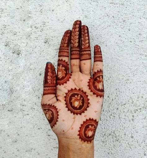 Simple Henna Designs Hand Palm, Unique Mehndi Designs Palms, Simple Mehandi Designs Palms Beautiful, Mehendi Designs For Hands Simple Palm, Palm Mendhi, Simple Palm Mehndi Design, Palm Mehndi Design Unique, Baby Shower Mehendi Designs, Marwari Mehndi Design