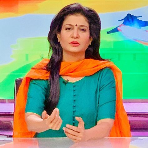 News anchor of indian tv news channel aaj tak Anjana Om Kashyap, Event Hosting, News Channel, News Anchor, Tv News, Anchors, Snow White, Disney Princess, Disney Characters