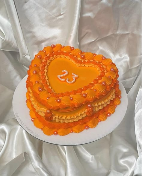 Small heart shaped vintage cake with orange frosting Birthday Ideas 23 Year Old, Funky Cake Designs, 23 Year Old Birthday Ideas, Orange Bday Cake, Orange Decorated Cake, Birthday Cake Ideas Heart, Orange Cake Birthday, Orange Vintage Cake, Orange Cake Aesthetic