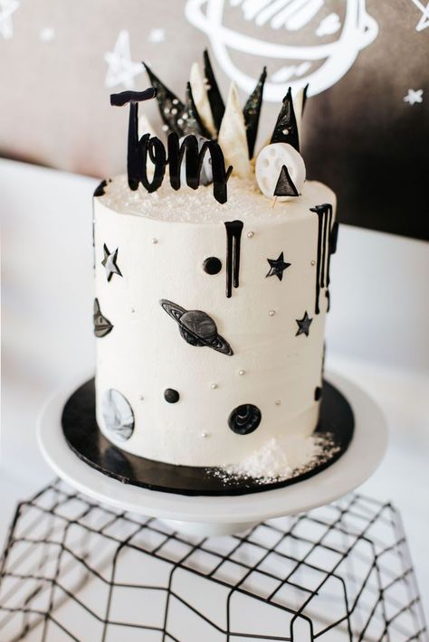 Amazing Space Cake for a space party!- See more, Star and Galaxy party Ideas on B. Lovely Events Galaxy Party Ideas, Γενέθλια Mickey Mouse, Galaxy Party, Space Birthday Party, Space Birthday, Space Party, Birthday Food, Birthday Cake Kids, Cake Inspiration