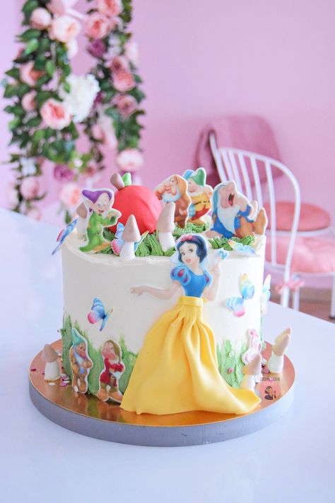 Snow White Theme Cake, Snow White Cake Design, Sister Birthday Cake, Snow White Cake, Girls 3rd Birthday, Snow White Birthday, Snow White Party, Cartoon Cake