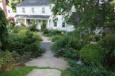 heirloom gardener: Front Yard Gardening Design Challenge: Five Ideas for the Downward Sloping Front Yard Garden Slope Garden, Sloped Front Yard, Sloping Garden, Sloped Yard, Gardening Design, Garden Stairs, Sloped Garden, Design Workshop, Front Yards