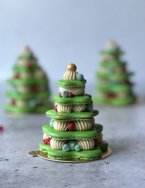 Macaron Christmas tree - docmacaron.com Ermine Buttercream Recipe, Macaron Christmas Tree, Macaron Christmas, Ermine Buttercream, Christmas Macarons, Christmas Tea Party, Christmas Tree Template, French Macaroons, Creative Baking