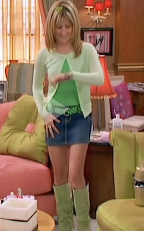 Disney Channel Fashion 2000s, 2000s Pop Culture Outfits, Y2k Disney Channel Outfits, Twitches Movie Outfits, Lizzy Mcguire Iconic Outfits, 2000s Movies Outfits, 2000s Disney Channel Outfits, 2000s Disney Fashion, Hsm Costumes