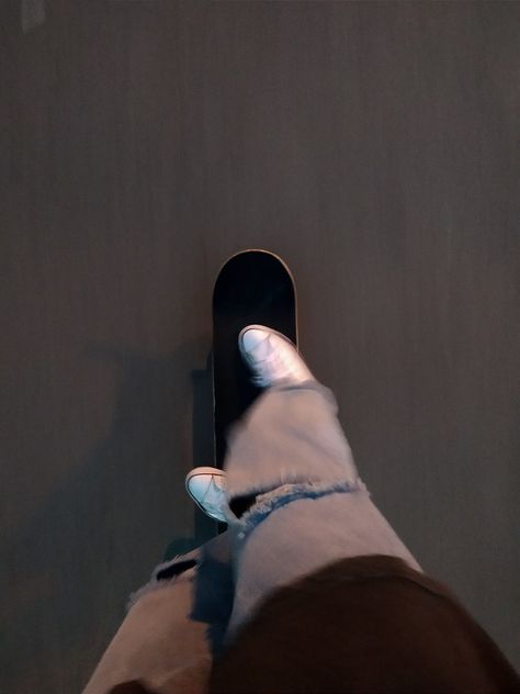 Night Skateboarding Aesthetic, Skate At Night, Night Skating, Skateboarding Aesthetic, Skate Vibes, Skate Aesthetic, Skateboard Photography, Skate Man, Skater Girl