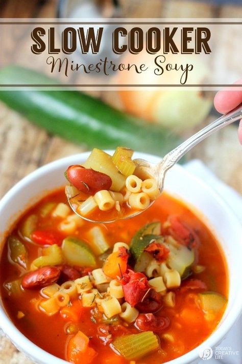 Slow Cooker Minestrone Soup | Crock Pot Soup Recipes are the perfect fall and winter meal. Hearty & delicious! Find the recipe and more slow cooker meals on TodaysCreativeLife.com Minestrone Slow Cooker, Slow Cooker Minestrone Soup, Crock Pot Soup Recipes, Slow Cooker Minestrone, Soup Minestrone, Sopa Minestrone, Soup Crock Pot, Crockpot Soups, Slow Cooker Meals